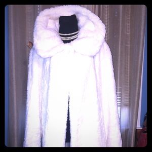 NWT.!!💕💯. White Faux Fur coat